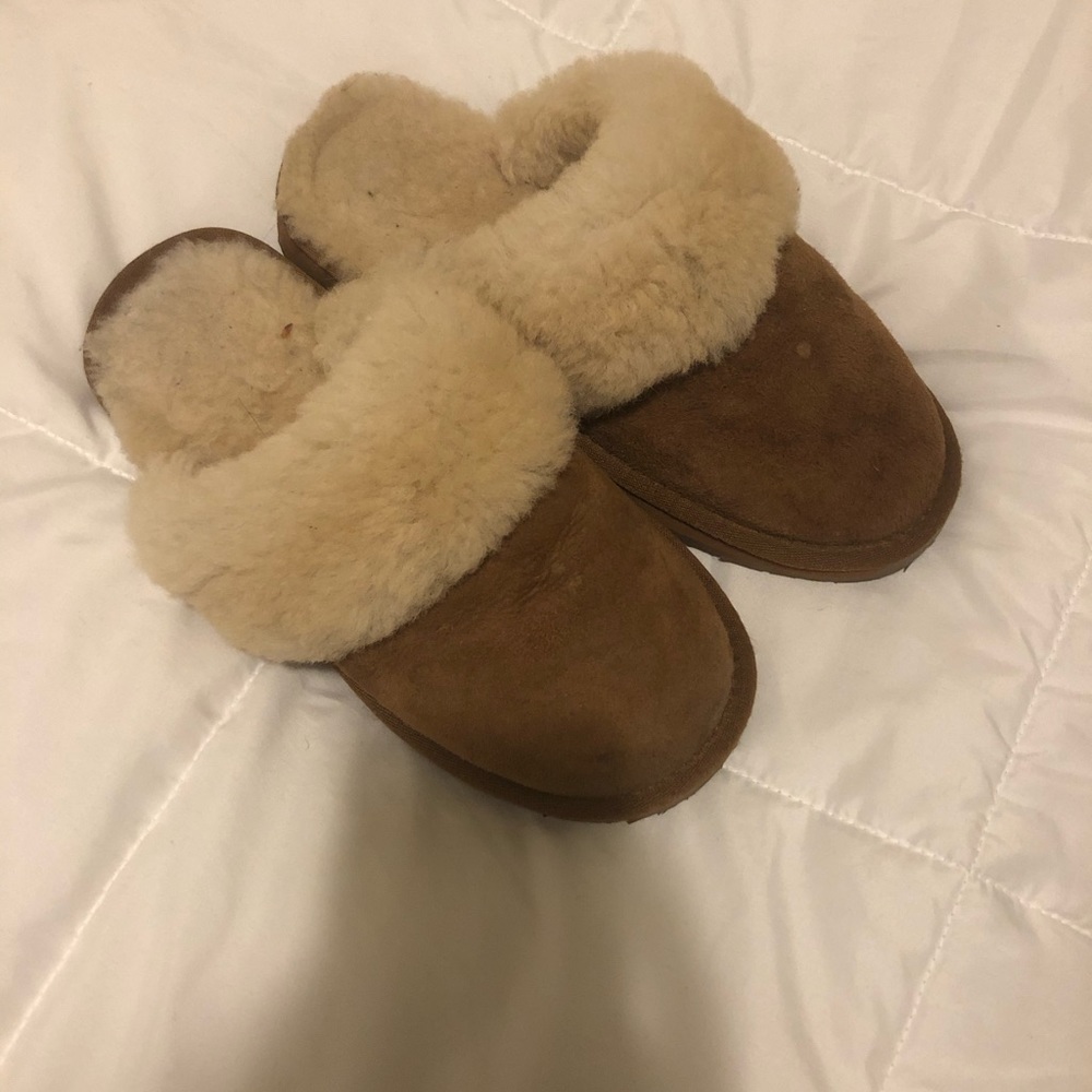 UGG/BEARPAW like slippers